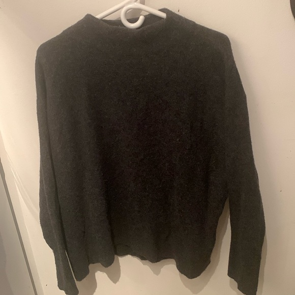 Fabulous Fuzzy Charcoal Grey Wool Blend Throw from Uniqlo SZ XL 🔥 - Picture 1 of 5